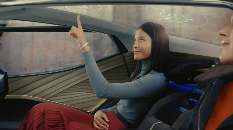<p>Lexus, arka kısımdaki yolcuları da düşünerek çarpıcı bir teknoloji tasarlamış. Sanal gerçeklik sistemlerini kullanan firma, panoramik cam tavanı çeşitli uygulamaların kullanılabildiği bir ekrana çevirmiş.</p>