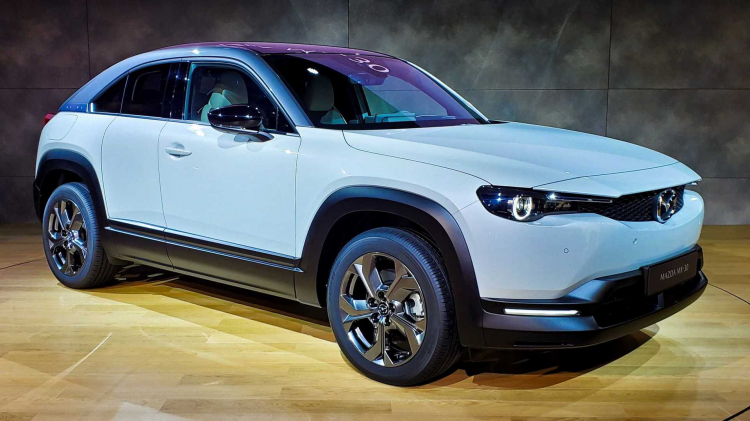 <p><strong>2019 Mazda MX-30, Tokyo'da tanıtıldı</strong></p>
<p> </p>
<p>Mazda, ilk elektrikli modeli MX-30'u tanıttı. Dışarıdan çok spor iki kapılı bir crossover gibi görünen araç, RX-8'in özel kapı tasarımını kullanarak arkasında ikinci sıra koltuklarını gizliyor. </p>
<p> </p>