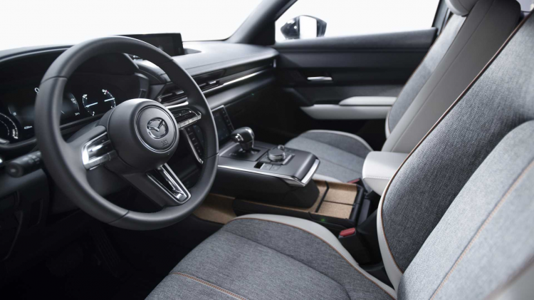 <p>Mazda, MX-30'un e-Skyactiv adını verdiği motorunun "çarpıcı bir geri dönüş ve pürüzsüz sürüş" dinamikleri sayesinde sürücülerin istediği performansı alabileceği bir ünite olduğunu belirtmiş.</p>
<p> </p>