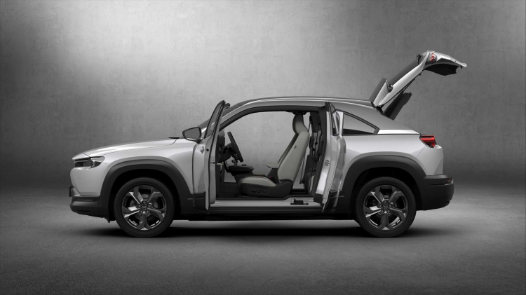 <p>MX-30, Avrupa pazarına giriş yapacak. Mazda aracın ön siparişlerini önümüzdeki sene başında almaya başlayacak.</p>
<p> </p>
