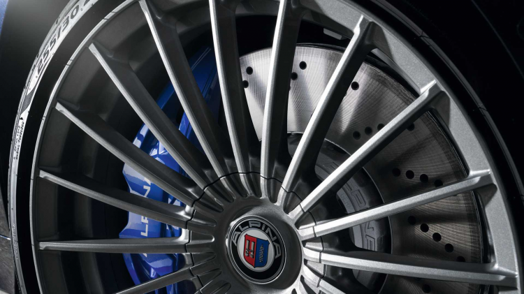 <p>BMW’nin çift turbolu 3.0 litrelik sıralı altı silindirli motorunun Alpina tarafından güncellenmiş bir versiyonunu kullanan yeni B3 Sedan, 462 beygir güç ve 700 Nm tork sunuyor. Üretilen güç, sekiz ileri ZF otomatik şanzıman vasıtasıyla yola aktarılıyor.</p>
<p> </p>