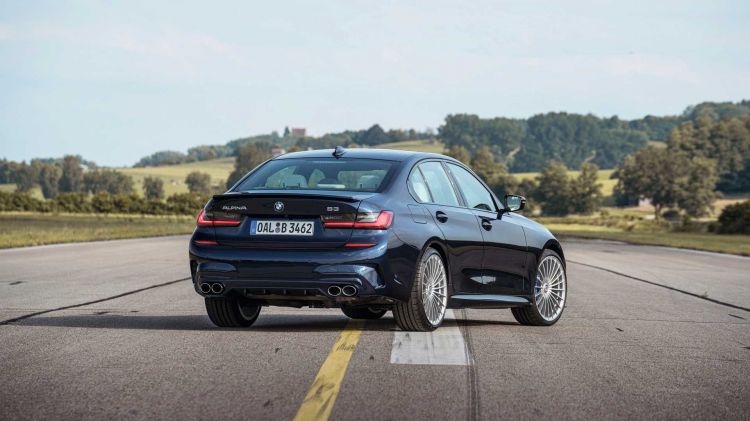 <p>B3 Sedan’ın teknik güncellemeleri arasında adaptif amörtisörler, Eibach yaylar ve daha büyük stabilizatör çubuğu yer alırken, arka akstaki elektronik sınırlı kaydırmalı diferansiyel daha iyi bir yol tutuşu sağlıyor.</p>
<p> </p>