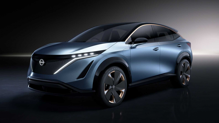 <p>Nissan, yeni Ariya konseptiyle bundan sonra benimseyeceği tasarım dilinin ilk işaretini verdi. 2017 Tokyo Otomobil Fuarı’nda tanıtılan IMx konseptinden izler taşıyan Ariya, aynı zamanda bazı yeni ögelere de ev sahipliği yapıyor.</p>