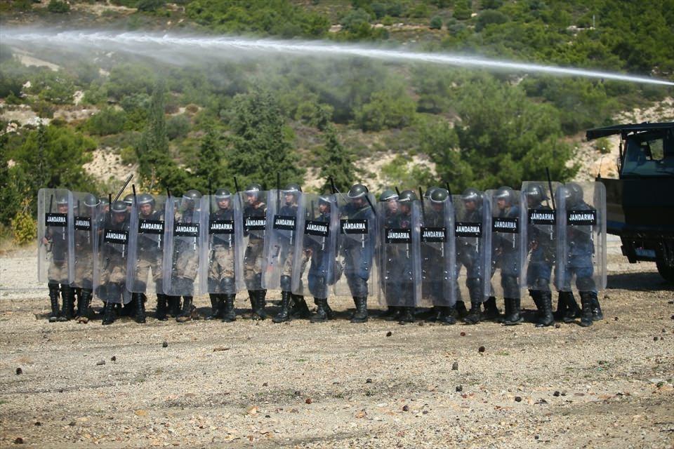 <p>Eğitim programı kapsamında kursiyerlere, toplumsal olaylara müdahalede teşkilatlanma ile düzenler, müzakere, öfke kontrolü, planlama ve bir toplumsal olaya nasıl müdahale edileceği konuları anlatıldı.</p>

<p> </p>
