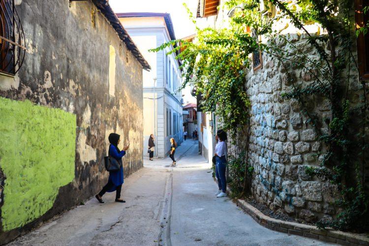 <p>"Medeniyetler şehri" olarak anılan ve birçok kültürel zenginliği içerisinde barındıran Hatay'ın merkez Antakya ilçesinin tarihi sokaklarında yer alan 200-250 yıllık, taş ve ahşaptan yapılmış eski evler, kentin tarihini yaşatıyor.  </p>
