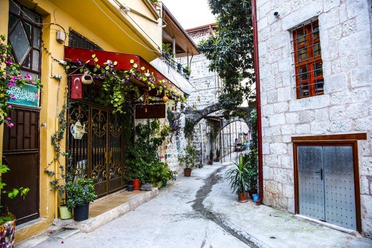 <p>Ev sahiplerinin, maddi durumuna göre eklediği ufak tefek detayların dışında, evlerin tümünde aynı plan düzeni görülüyor. Eski Antakya evlerinin yer aldığı sokaklar birbirlerini dik olarak kestikleri için kendilerine özgü bir karmaşık düzen oluşturuyor. </p>