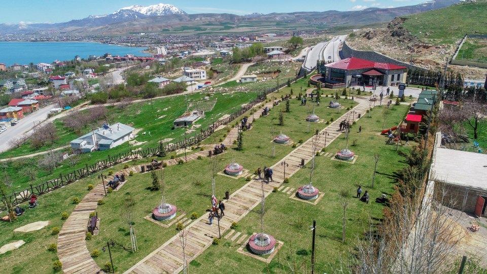 <p>Yaralanan 1673 kişiden 1037'si kara yoluyla, 194'ü ise ambulans uçak ve helikopterlerle başka illerdeki hastanelere ulaştırıldı. Hasar gören kırsal mahallelerde 12 mobil ekip, 11 bin 500 vatandaşa yerinde sağlık hizmeti sundu.</p>

<p> </p>
