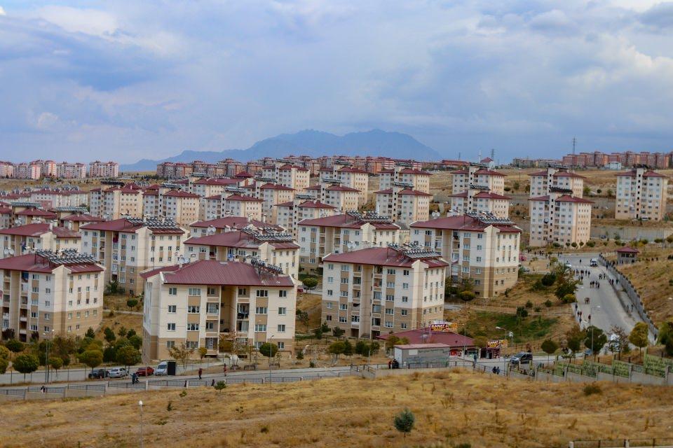 <p><strong> "Herkes Van'ın acısına ortak oldu"</strong></p>
<p>Van Valisi ve Büyükşehir Belediye Başkan Vekili Mehmet Emin Bilmez, AA muhabirine yaptığı açıklamada, Van'ın deprem kuşağında yer aldığını anımsattı.</p>
<p>Son yaşanan depremlerle büyük yıkımların yaşandığı Van'da devletin tüm kurumlarının sefer olmasıyla yaraların kısa sürede sarıldığını aktaran Bilmez, "Çok kısa sürede depreminin tüm izleri silindi. Türkiye'de yaşayan herkes Van'ın acısına ortak oldu. 25 bin 570 konut yapıldı. 139 iş merkezi, 17 okul, 33 cami, 9 alışveriş merkezi ve 3 bin 194 ahır inşa edildi. Tüm bunlarla kent, depremden önceki konumundan daha iyi bir duruma getirildi." dedi.</p>