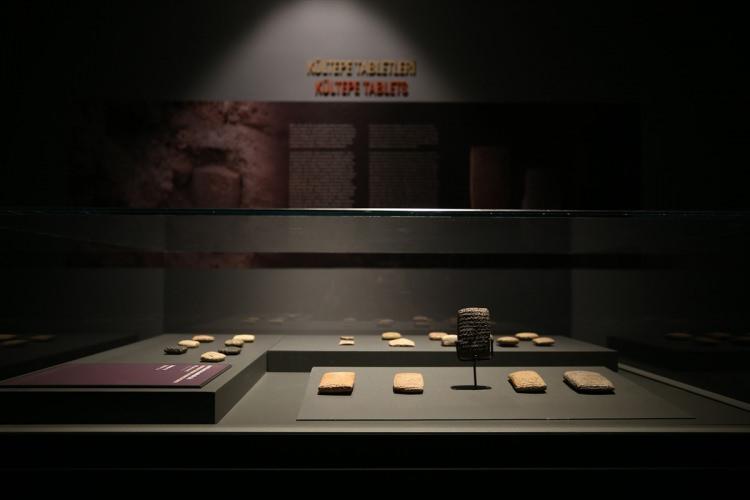 <p>Ziyaretçiler, müzede Anadolu'nun ilk yazılı belgeleri olan Kültepe'den çıkarılan çivi tabletlerin yanı sıra Alaaddin Keykubat tarafından yaptırıldığı tahmin edilen Keykubadiye Sarayı'nda devam eden kazılardan çıkarılan eserler ve çeşitli kazılarda bulunan binlerce tarihi eseri görebiliyor.</p>