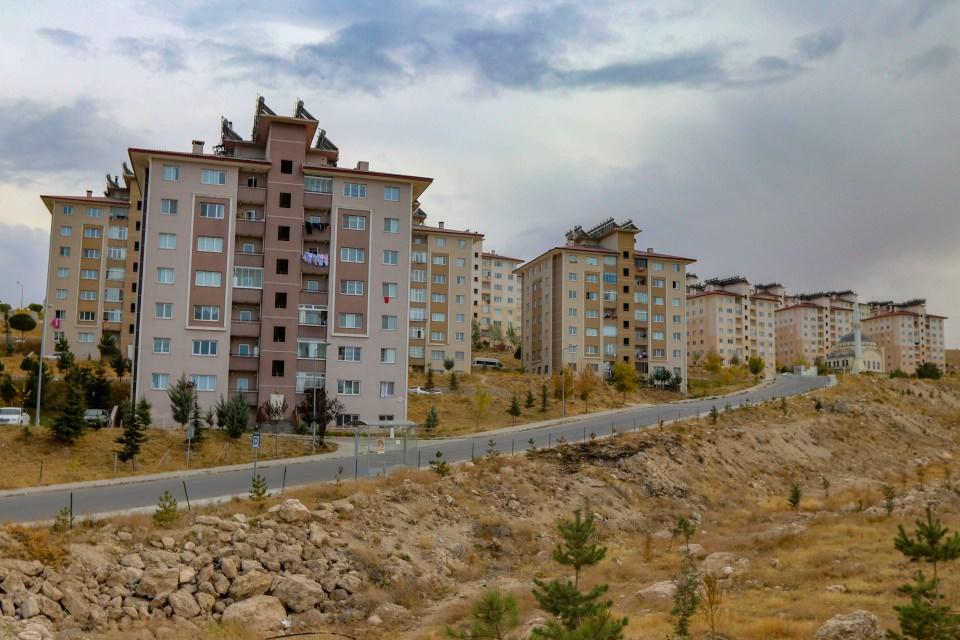 <p>Van depreminden sonra deprem yönetmeliğine uygun binalar inşa edilmeye başlandı. Ciddi anlamda bunun üzerinde duruluyor, kontroller daha dikkatli yapılıyor. </p>
