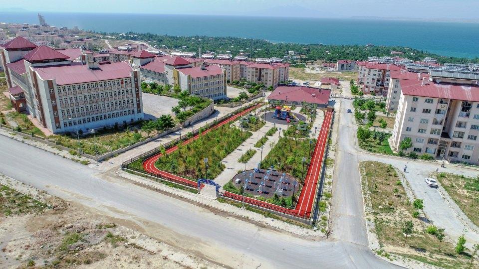 <p><strong> Tüm Türkiye seferber oldu</strong></p>
<p>Depremin ardından dönemin Başbakanı Recep Tayyip Erdoğan başta olmak üzere birçok bakan, siyasetçi ve sivil toplum kuruluşu temsilcisi kente geldi.</p>
<p>Tüm ülkenin depremzedeler için seferber olduğu Van'da çalışmaları yerinden yöneten bakanlar, depremden kısa süre sonra sağladıkları koordinasyonla önce arama kurtarma çalışmalarına ağırlık verdi, sonra depremzedelerin barınma ve yaşamsal ihtiyaçlarını giderdi.</p>