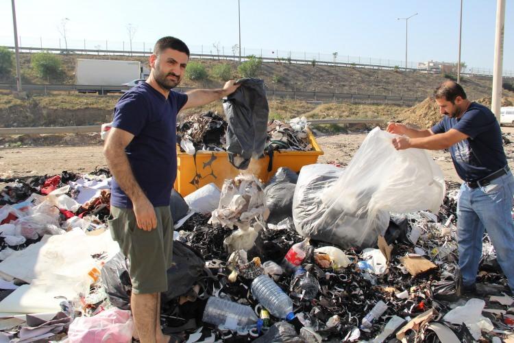 <p>İzmir’in Bornova ilçesindeki Işıkkent Ayakkabıcılar Sitesi'nde, toplanmayan çöp yığınları bölgede görüntü kirliliği oluştururken, oluşan yoğun koku ve ortaya çıkan manzara esnafları isyan ettirdi.</p>
