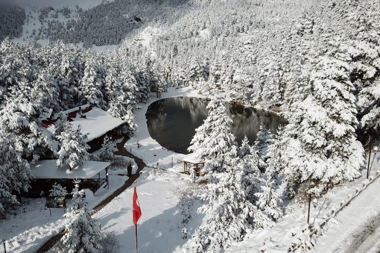 <p>Son dönemde Doğu Karadeniz bölgesinin dikkat çeken turizm destinasyonlarından birisi olan Limni Gölü Tabiat Parkı, kar yağışının ardından beyaza bürünürken yağışın ardından güneşin yüzünü göstermesiyle ortaya seyrine doyumsuz kartpostallık manzaralar çıktı.</p>
