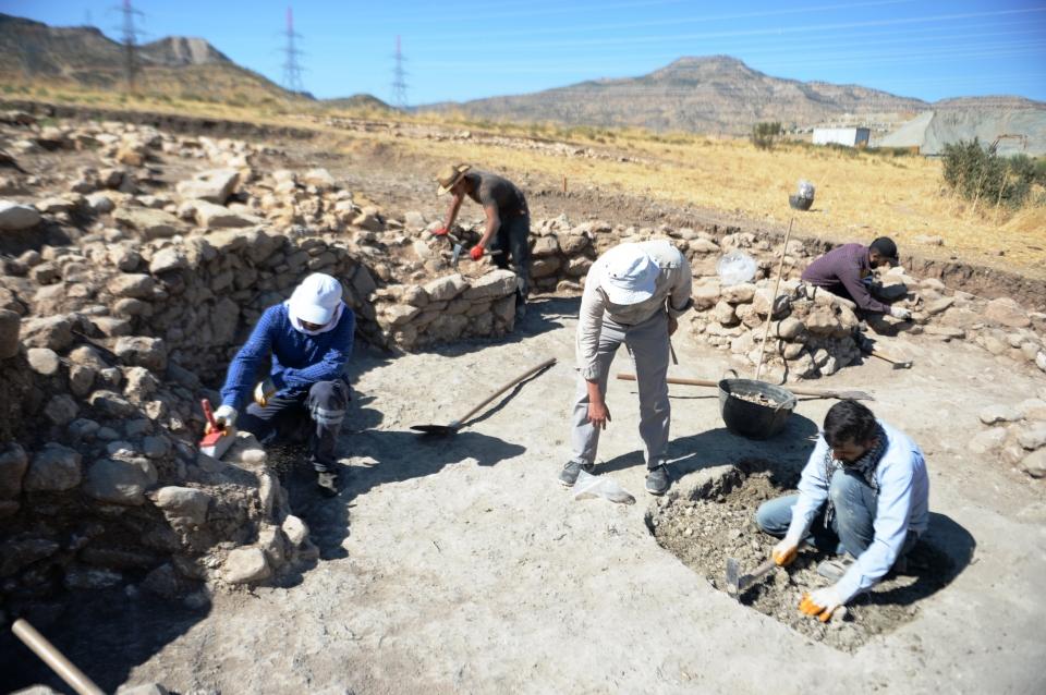 <p><strong>"Göbeklitepe ile benzer özellikler taşıyor"</strong></p>

<p>Kodaş, taş duvara sahip tapınağın küçük taşlar ve çamur harçla örüldüğünü aktararak binanın tabanına henüz ulaşmadıklarını, bir aylık süreçte ulaşmayı hedeflediklerini anlattı.</p>
