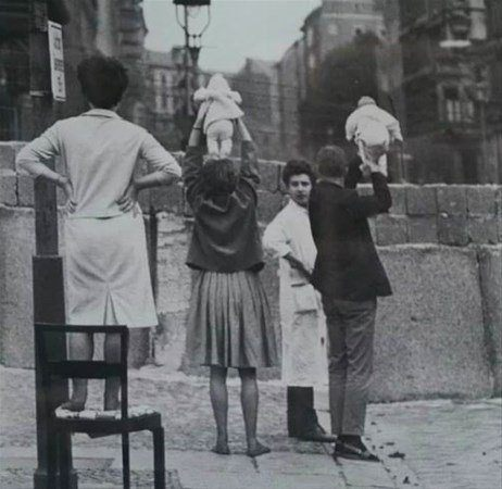 <p>Bebeklerini Doğu Berlin'deki anne babalarına gösteren aile,</p>
<p>1961.</p>