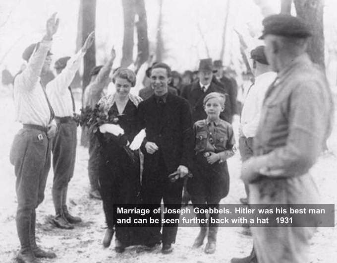 <p>Göbbels'in 1931 yılındaki düğününden bir kare. Arkadaki şapkalı adam, Göbbels'in sağdıcı Hitler.</p>
<p> </p>