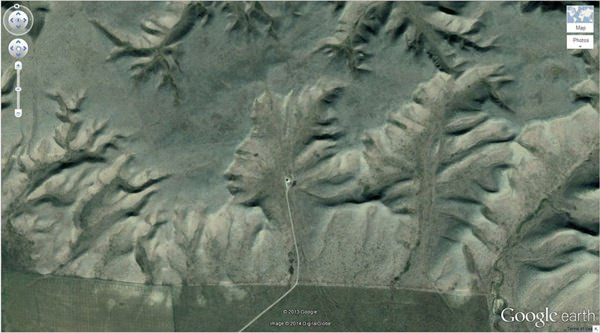 <p>6. Dağlarda bulunan “The Badlands Guardian” (50° 0’38.20″N 110° 6’48.32″W) Walsh, Alberta, Kanada</p>
