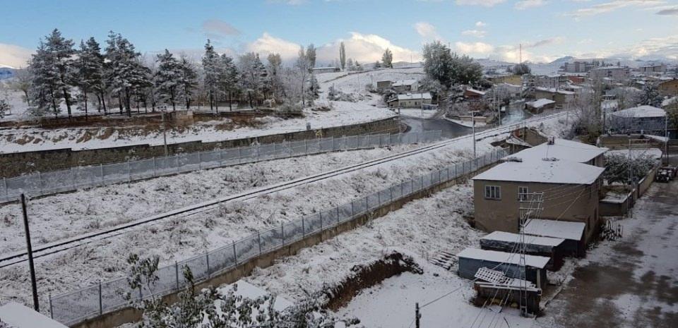 <p>Erzurum güne kar sürprizi ile uyandı.</p>
