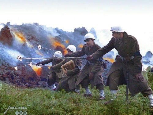 <p>Renklendirilmiş haliyle, büyük bir patlama gerçekleştiren Vesuvius Yanardağı'nın lavlarında ekmek kızartmaya çalışan ABD askerlerinin verdikleri poz, 18 Mart 1944.</p>
