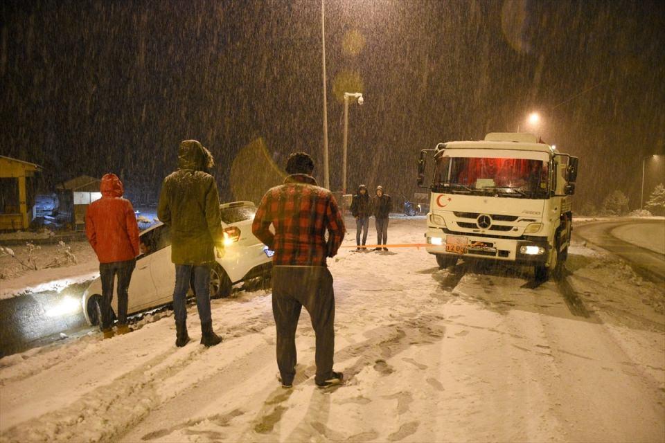 <p>Torul ilçe sınırlarında bulunan 2 bin 100 rakımlı Zigana Dağı'nda kar yağışı etkili olurken Zigana Geçidi'nde kar kalınlığı 10 santimetreye ulaştı.</p>
