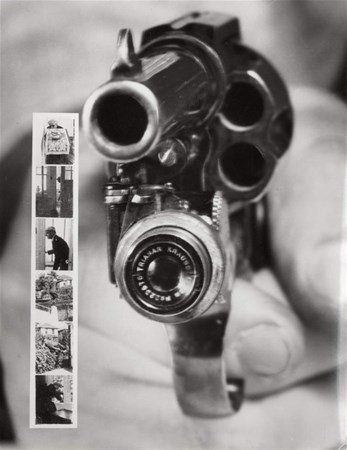 <p>Her ateşlendiğinde fotoğraf çekme özelliğine sahip olan bir silah,</p>
<p>1938.</p>