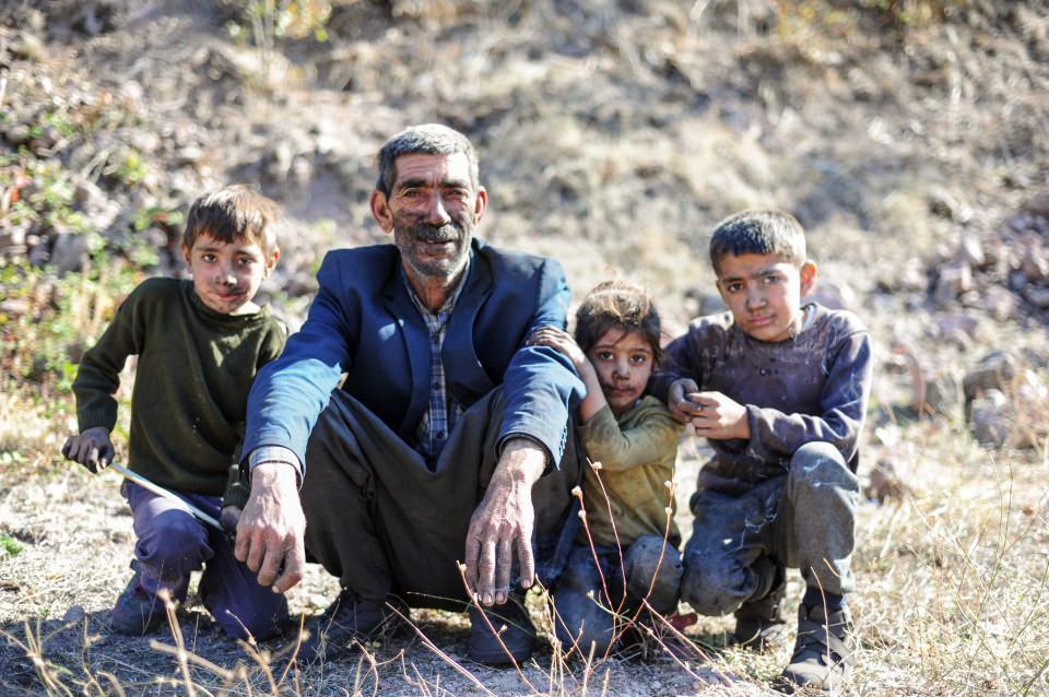 <p><strong>"24 saat bu kömürle uğraşıyoruz"</strong></p>

<p>Büyüklerinden gördükleri yöntemlerle mangal kömürü üreten Mardinli aile olumsuz hayat şartlarına rağmen mesleklerini devam ediyor. Mardin’de ikamet ettiklerini ve sezon boyunca kazandıkları parayla kış aylarında geçinmek zorunda olduklarını söyleyen mangal kömürü işçisi Sinan Çelik, “Mesaimiz ilkbaharda başlıyor ve 11’nci aya kadar gidiyor. Çoğu insan kışında bu işi yapıyor. </p>

