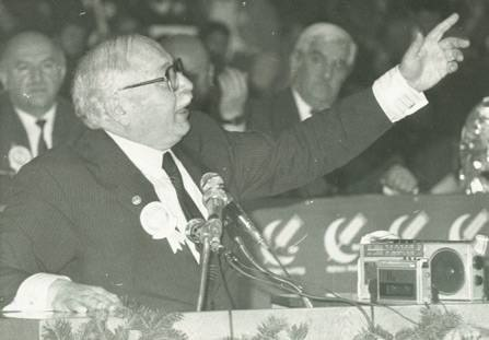 <p>Başbakanlıktan istifa etti</p>

<p>27 Mayıs 1997'de Yargıtay Cumhuriyet Başsavcısı Vural Savaş tarafından Anayasa Mahkemesine iktidar partisi Refah Partisinin temelli kapatılması istemiyle dava açıldı.</p>

<p>30 Haziran 1997'de koalisyon ortağı Doğru Yol Partisinin protokol gereği başbakanlık koltuğunu alması için Necmettin Erbakan, Cumhurbaşkanı Süleyman Demirel'e istifasını sundu.</p>

<p>Demirel, DYP Genel Başkanı Tansu Çiller yerine 55. Hükümet'i kurması için Anavatan Partisi Genel Başkanı Mesut Yılmaz'a görev verdi.</p>
