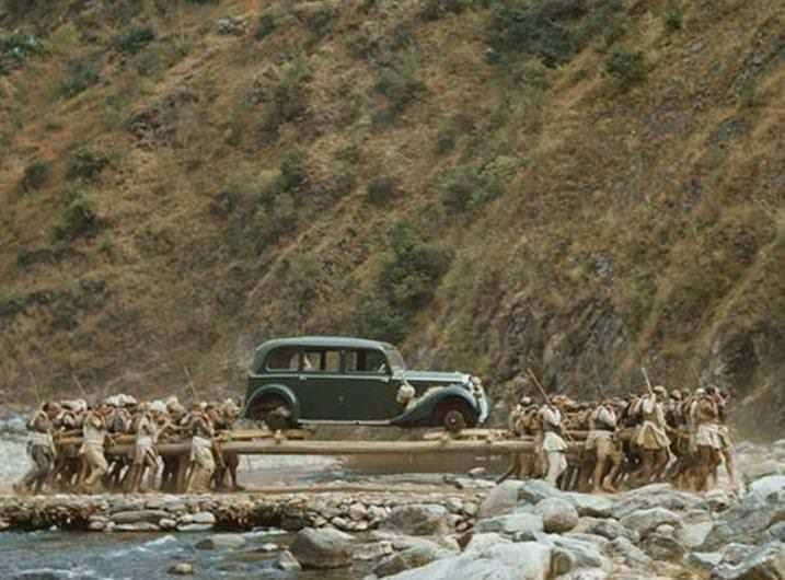 <p>Nepal'de bir Rolls Royce'un taşınması (1950)</p>
<p> </p>