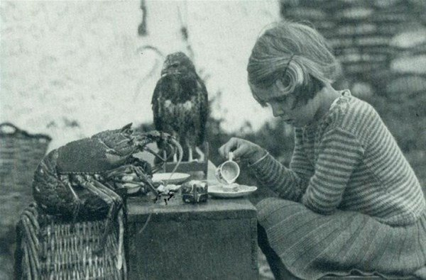 <p>1938'te atmaca ve ıstakoz ile oturan çocuk...</p>
<p> </p>