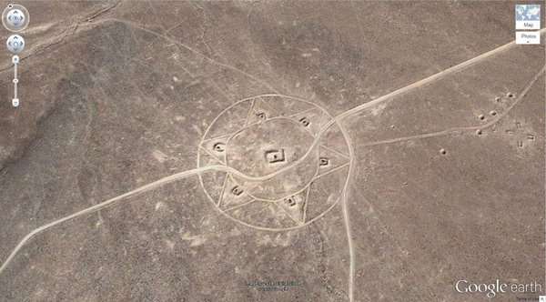 <p>18. Başka bir gizemli sembol (37.401573, -116.867808) Nevada, ABD</p>