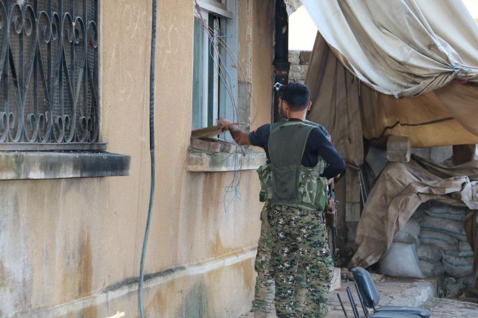 <p>Suriye Milli Ordusu (SMO) askerleri, PKK/YPG terör örgütünden temizlenen Tel Abyad kentinde teröristlerin sözde karargah ve gizlenmek için kullandığı yerlerde mühimmat, patlayıcı ve mayın arama çalışmalarını sürdürüyor. </p>

<p> </p>
