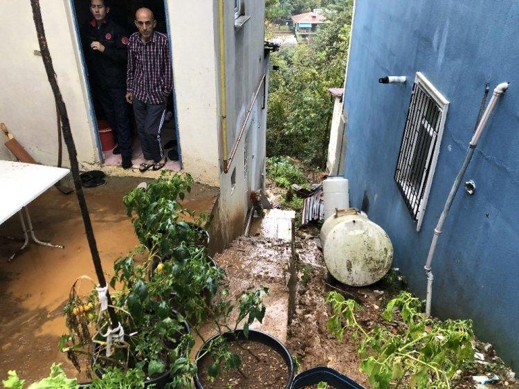 <p>Beykoz’da yoğun yağış nedeniyle bir sokağı ve sokaktaki evlerin bahçesini su bastı. Duvar yapımının yarım bırakıldığı iddia edilen bir mezarlıktan akan çamurlu su, vatandaşların bahçelerinde zarara neden oldu.</p>
