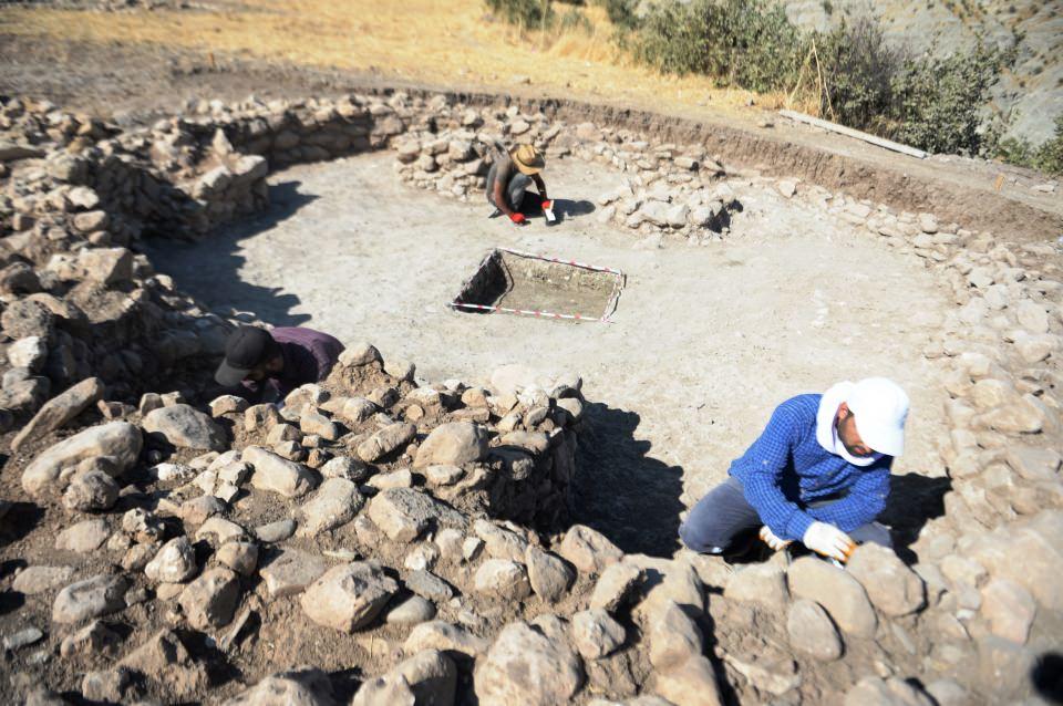 <p>Yaklaşık 11 bin 300 yıllık olduğunu düşünüyoruz. Kazı çalışmaları devam ediyor ama stelleri net bir şekilde açığa çıkardık.</p>
