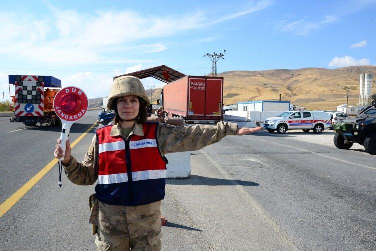<p>Özden, kanunların verdiği yetkiler çerçevesinde görevlerini en işi şekilde yerine getirmeye gayret ettiklerini vurguladı.</p>
<p> </p>