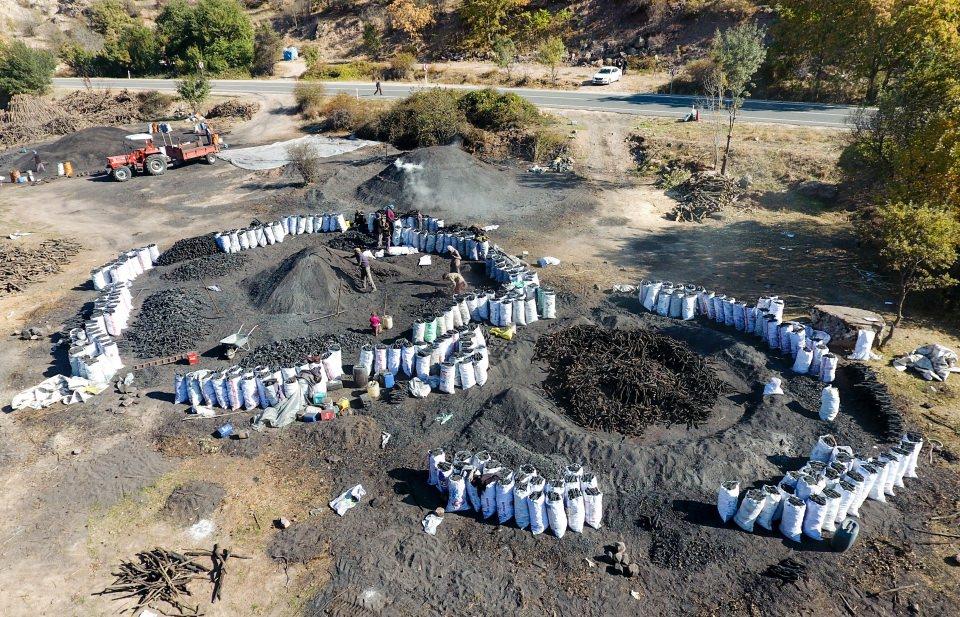 <p>Gerekli budama işlemlerinin ardından odunları simetrik şekilde üst üste yığılıyor, önce saman ve yaprak parçaları ile kaplanıyor, ardından üzeri toprakla örtülerek içten içe yanmaya bırakılıyor. Daha sonra 15-20 gün arası ocaklarda tutulan odunlar işlem sonrası mangal kömürü olarak dışarı çıkıyor. </p>
