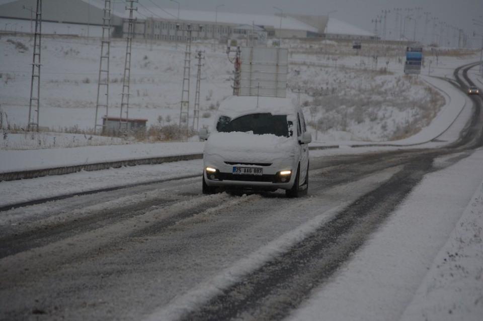 <p> Kars'ın Sarıkamış ilçesinde etkili olan kar yağışı ve soğuk hava hayatı olumsuz etkiledi.</p>
