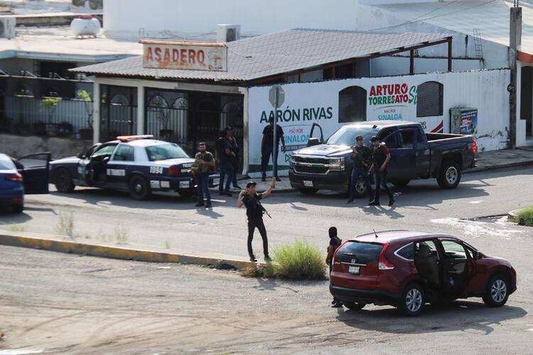 <p>Maskeli polislerin arasında ellerini başının üzerine koyan Ovidio Guzman, bu sırada telefonda üvey kardeşine sesleniyor.</p>

<p> </p>
