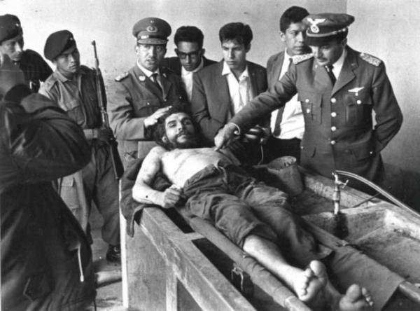 <p>Che Guavera`nın Cesedi İle Poz Veren Bolivya Yetkilileri,</p>
<p>1967</p>