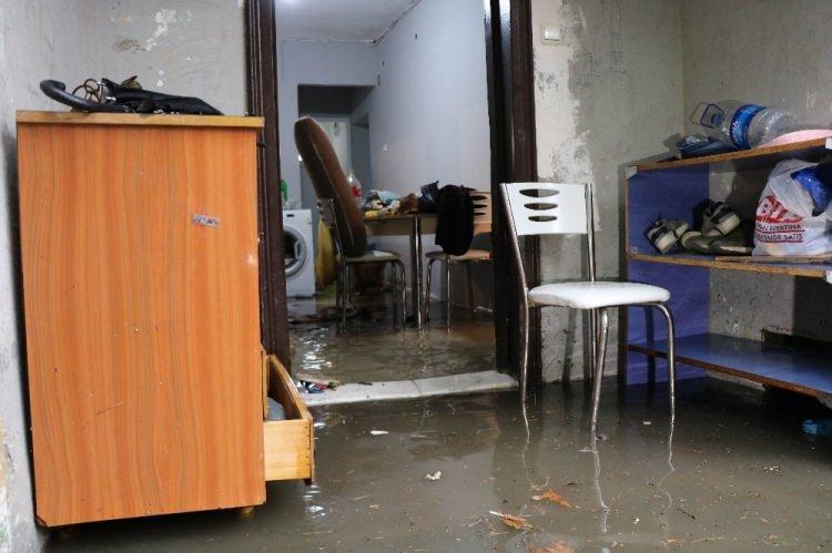 <p>Bir kalktım her şey su altında kalmış. Hemen elektrik fişlerini çektim. Zaten ev su dolmuştu, kapıyı açınca daha da çok su oldu. </p>