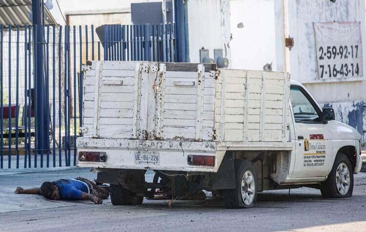 <p>Zambada'nın ifadesine göre, Guzman için çalışan katiller Rafita isimli polisi evinden çıkardı. Bunu yapmak için de küçük oğluna arabayla çarptıklarını söylediler.</p>

<p> </p>

