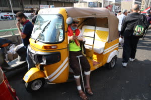 <p>"Hükümet, buraya az sayıda ambulans tahsis etmiş. Biz, ambulans görevi yapıyoruz. Daha sonra alıkonulmaktan da korkuyoruz.</p>
