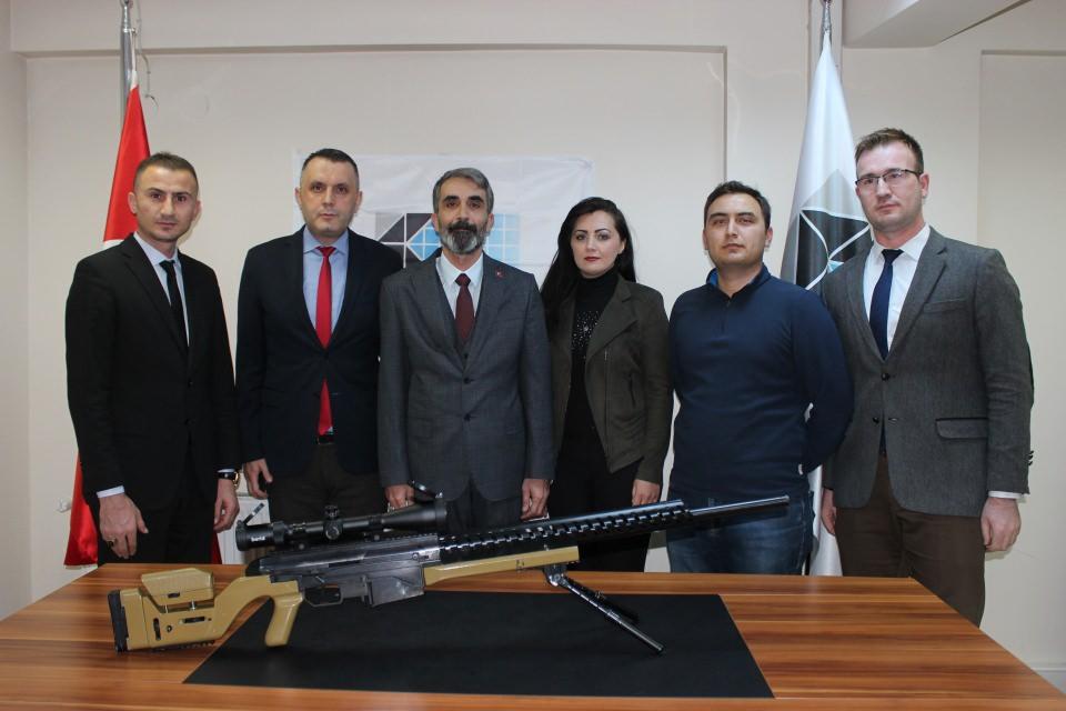 <p><strong>"2 bin metre menzili vurmasını hedefliyoruz"</strong></p>

<p> </p>

<p>Silah üretiminde 10 milyon kadar bütçe ayıracaklarını kaydeden Hamzaoğlu, "Silahın üretimi ortalama 2 yıl sürdü. Özellikle bizim için en önemli şey 2 bin metre menzili vurmasını hedefliyoruz. Azami olarak 3 bin 500 metreye kadar gidiyor. Aslında biz silahımızı teknolojik ürünlerle birleştirmeyi düşünüyoruz. </p>
