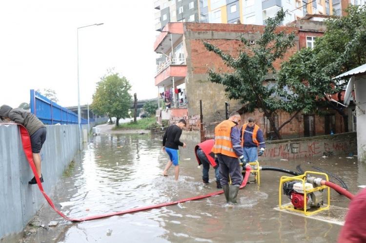 <p>Samsun’da gece başlayan sağanak nedeniyle 5 evi su bastı. Yağmura gece yakalanan ev sakinleri, sabah uyanınca evlerinin su bastığını fark etti.</p>

<p> </p>
