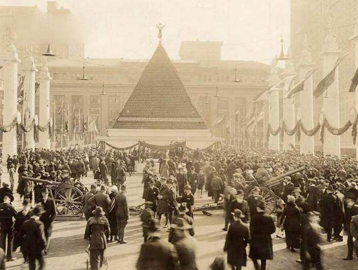 <p>I. Dünya Savaşı sırasında, New York'ta Alman askerlerinin kasklarından bir piramit yapıldı. (1918)</p>
<p> </p>