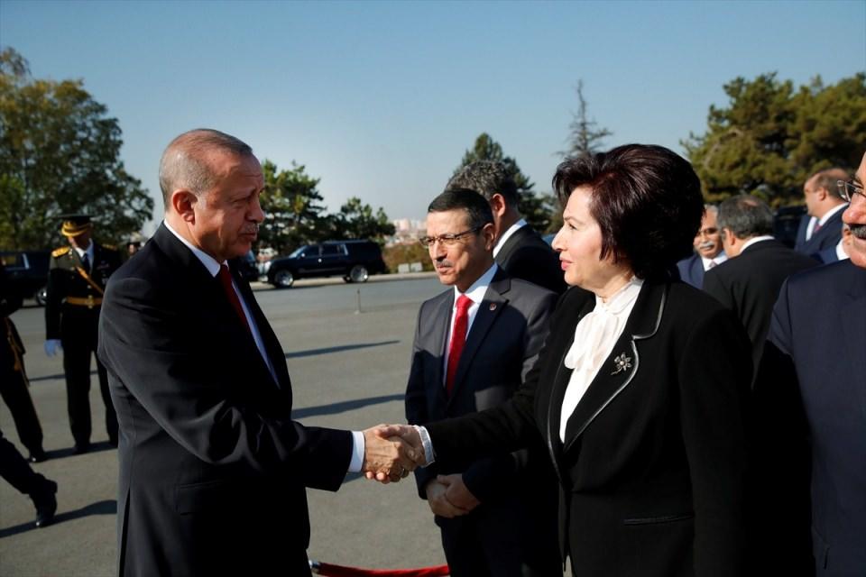 <p>Türkiye Cumhurbaşkanı Recep Tayyip Erdoğan başkanlığındaki devlet erkanı, 29 Ekim Cumhuriyet Bayramı dolayısıyla Anıtkabir'i ziyaret etti. Cumhurbaşkanı Erdoğan, Anıtkabir'e gelişinde Danıştay Başkanı Zerrin Güngör ile tokalaştı.</p>

<p> </p>
