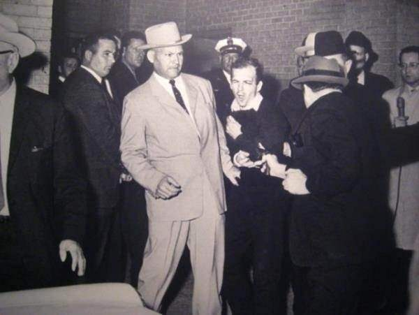 <p>Jack Ruby, ABD Başkanı John F. Kennedy'nin katil zanlısı Lee Harvey Oswald mahkemeye götürülürken kameralar karşısında öldürdü.</p>
<p> </p>