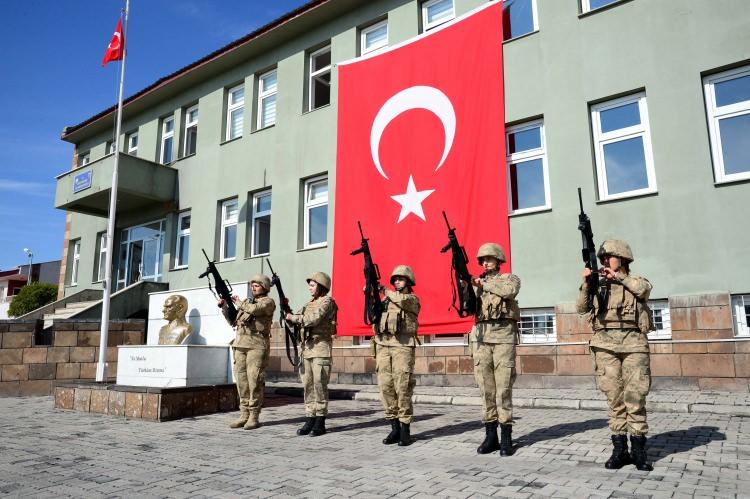 <p>Bitlis İl Jandarma Komutanlığında görevli kadın astsubaylar, milletin huzuru ve vatanın bölünmez bütünlüğü için terör, kaçakçılık ve diğer suçlarla mücadelede etkin rol oynuyor.</p>
