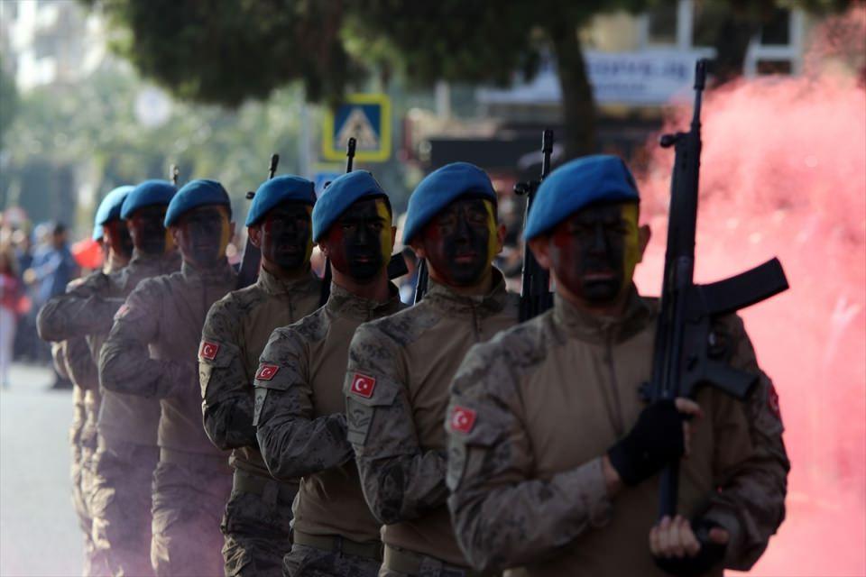 <p>Törende İzmir Foça Jandarma Komando Okulu ve Eğitim Merkezi Komutanlığı'ndan gelen askerler gösteri yaptı.</p>

