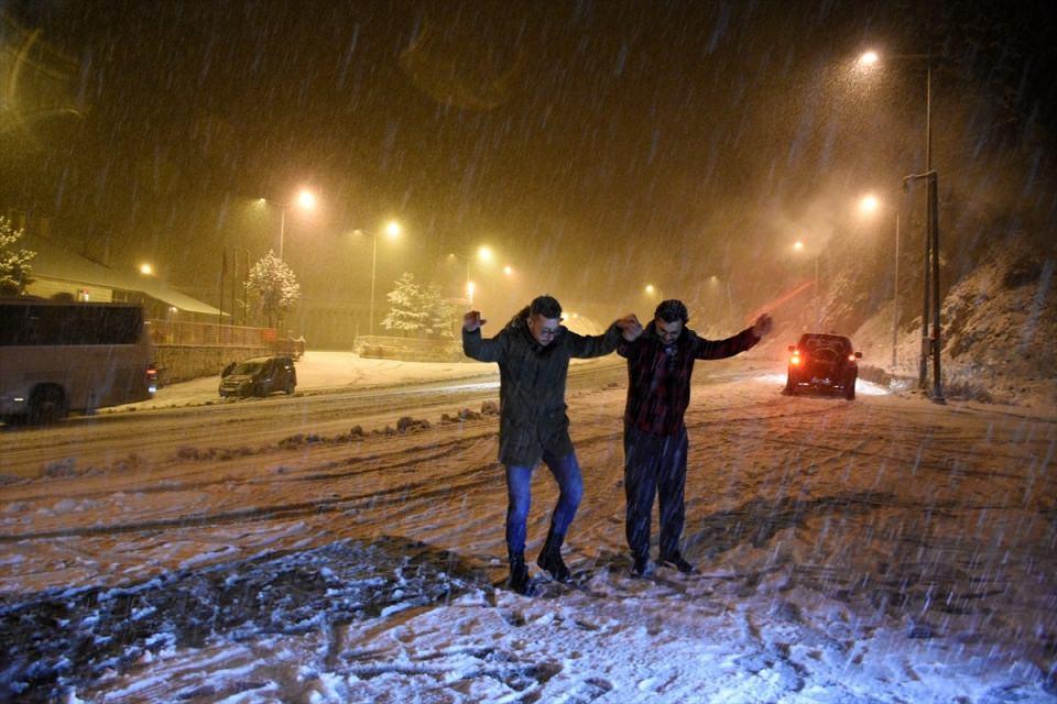 <p>Bazı vatandaşlar da Zigana Tüneli'nin bulunduğu alana gelerek karın keyfini horon oynayarak yaşadı.</p>

<p> </p>
