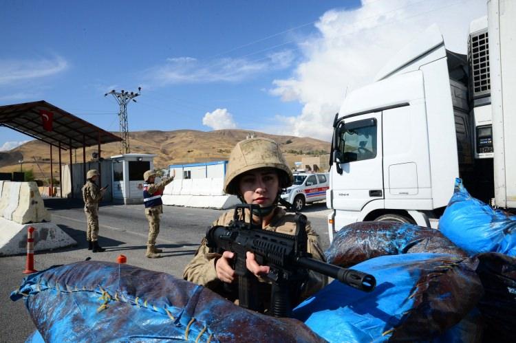 <p>3 yıldan bu yana İl Jandarma Komutanlığında görev yapan Jandarma Astsubay Üstçavuş Ayşe Özden de başta terörle mücadele olmak üzere asayiş, trafik uygulamaları ve yol kontrollerinde kaçakçılık ve uyuşturucu olaylarına müdahale ettiklerini aktardı. </p>
<p> </p>